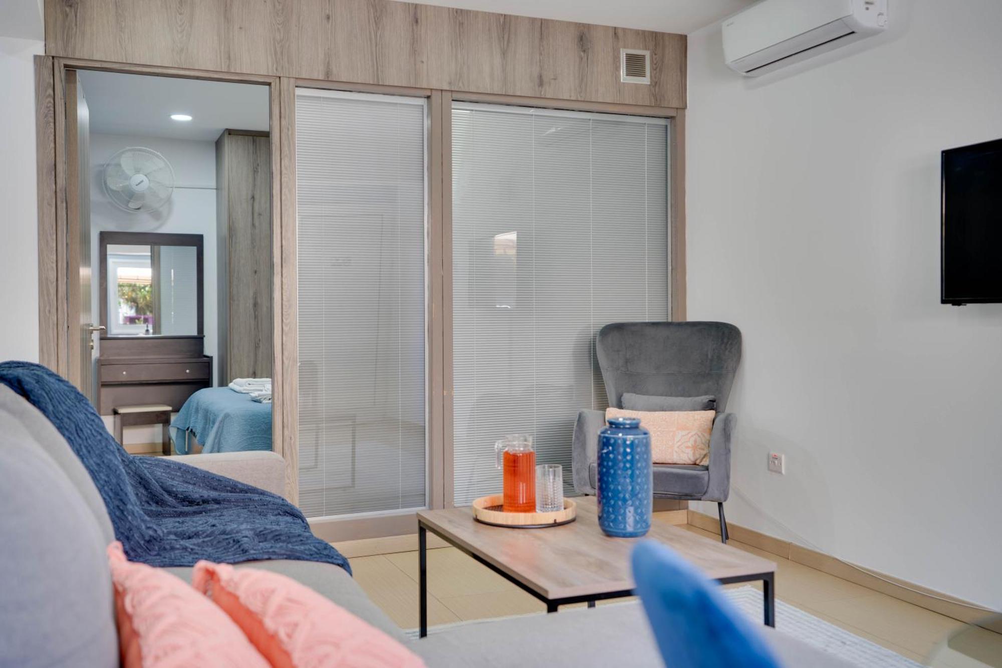 Atlantis Apartments 50M From Makenzy Seafront Ларнака Екстериор снимка