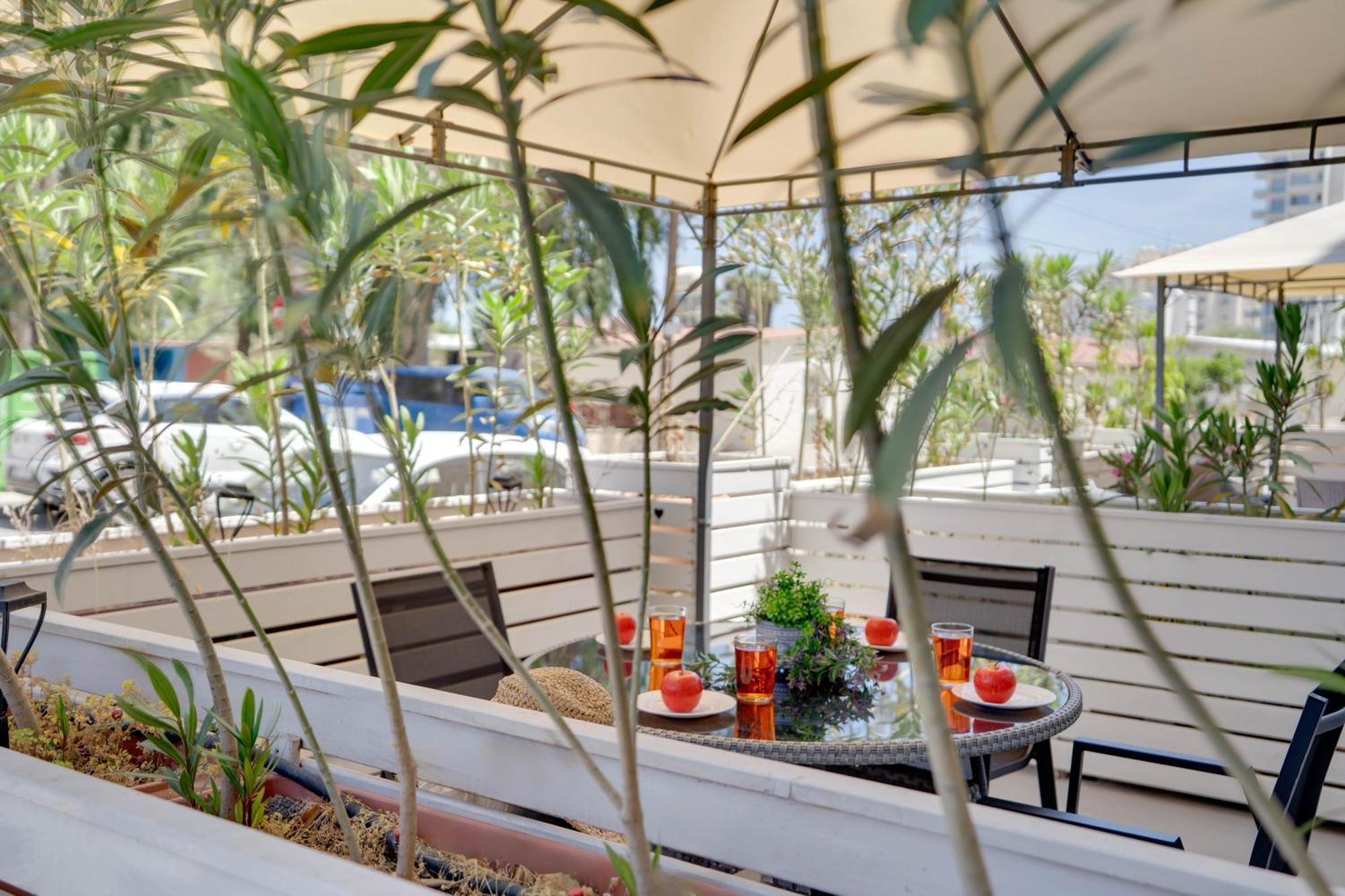 Atlantis Apartments 50M From Makenzy Seafront Ларнака Екстериор снимка
