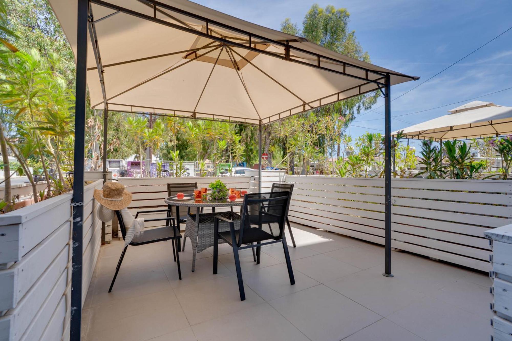 Atlantis Apartments 50M From Makenzy Seafront Ларнака Екстериор снимка