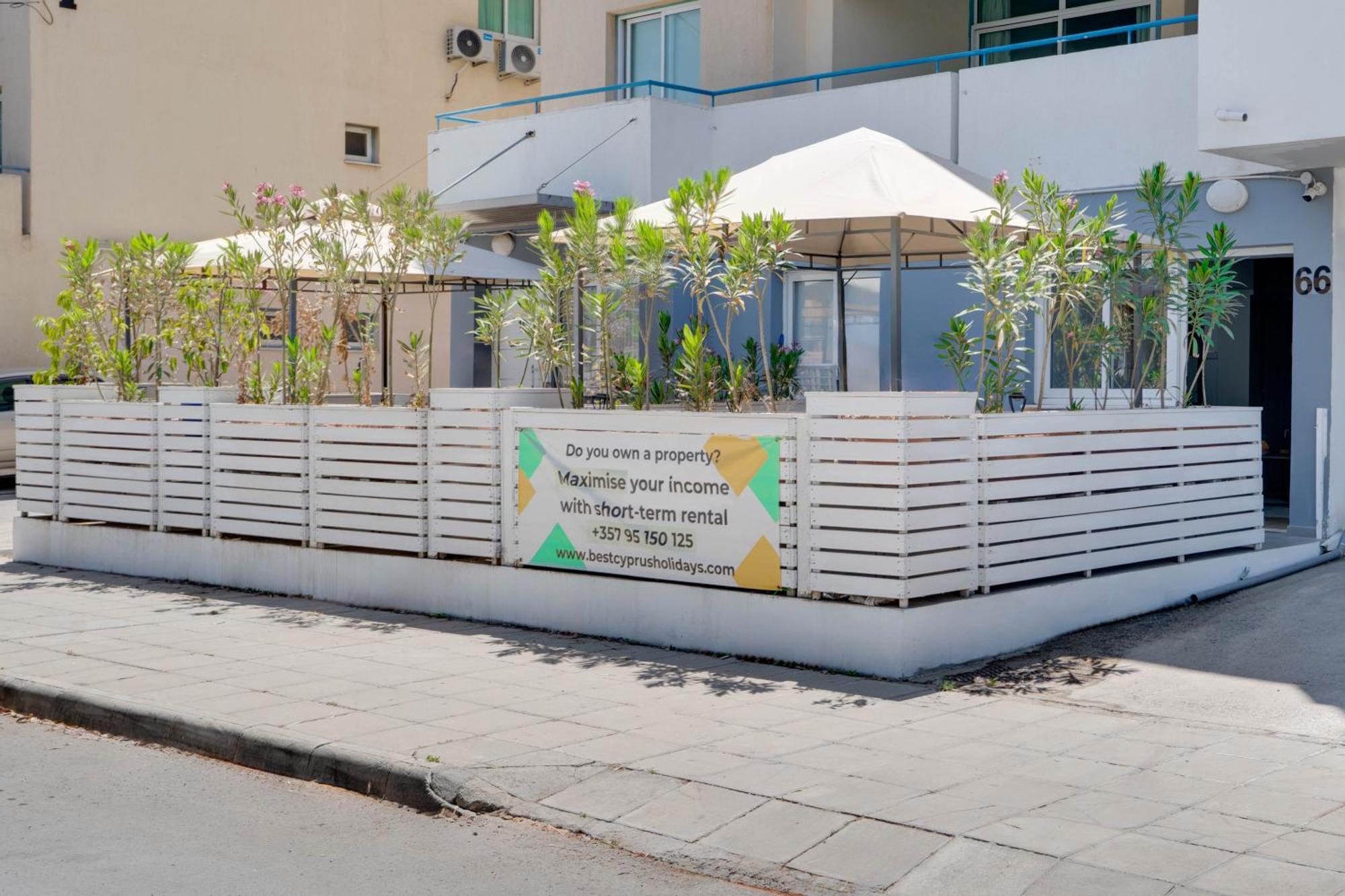 Atlantis Apartments 50M From Makenzy Seafront Ларнака Екстериор снимка