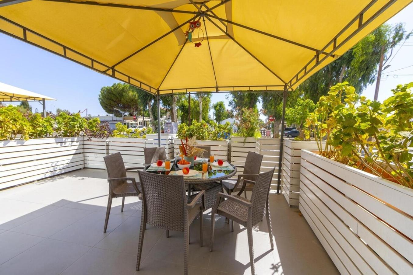 Atlantis Apartments 50M From Makenzy Seafront Ларнака Екстериор снимка