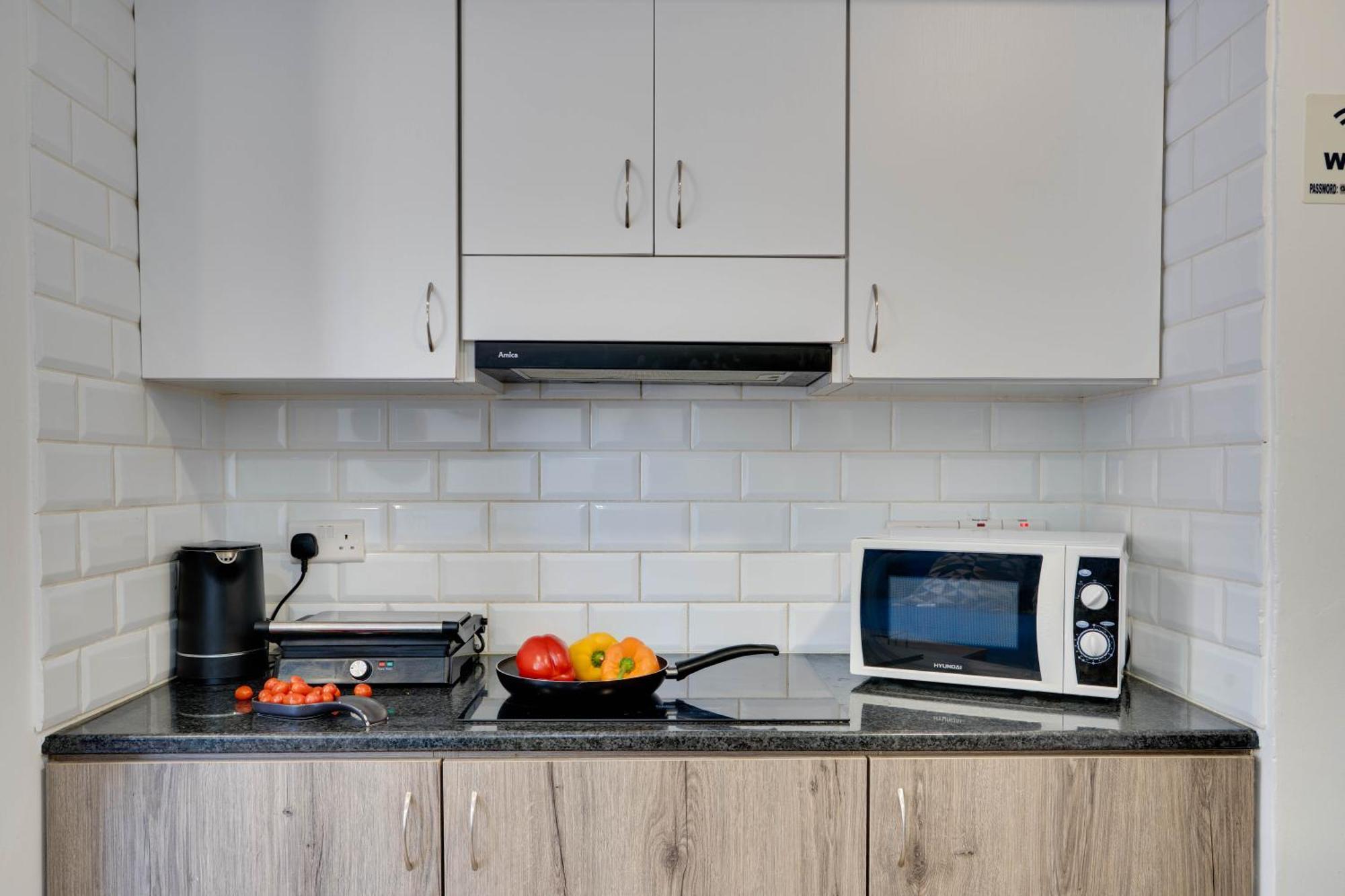 Atlantis Apartments 50M From Makenzy Seafront Ларнака Екстериор снимка