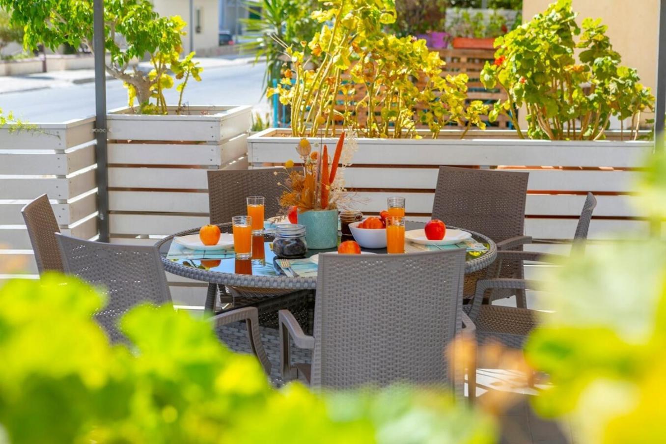 Atlantis Apartments 50M From Makenzy Seafront Ларнака Екстериор снимка