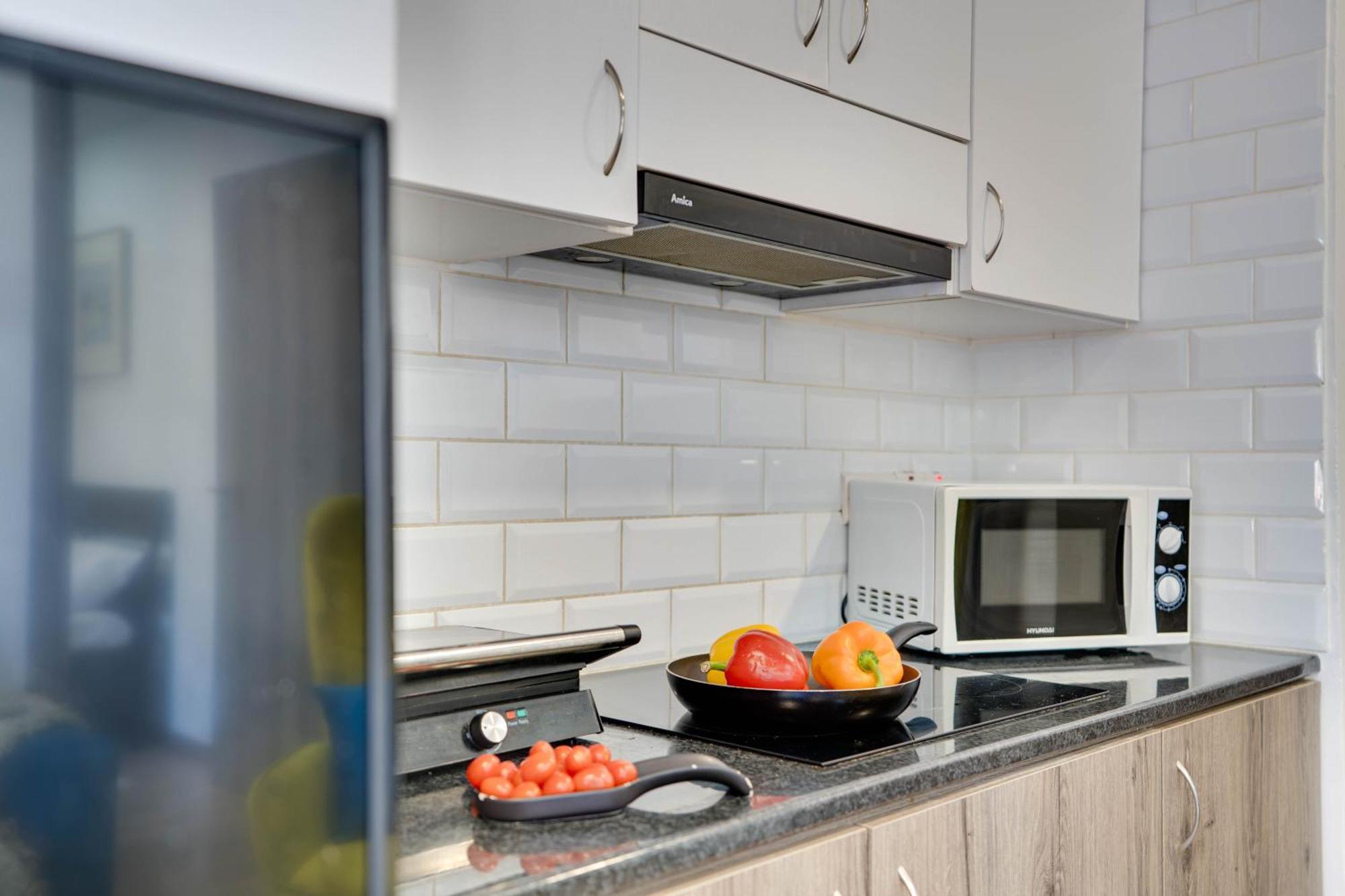 Atlantis Apartments 50M From Makenzy Seafront Ларнака Екстериор снимка
