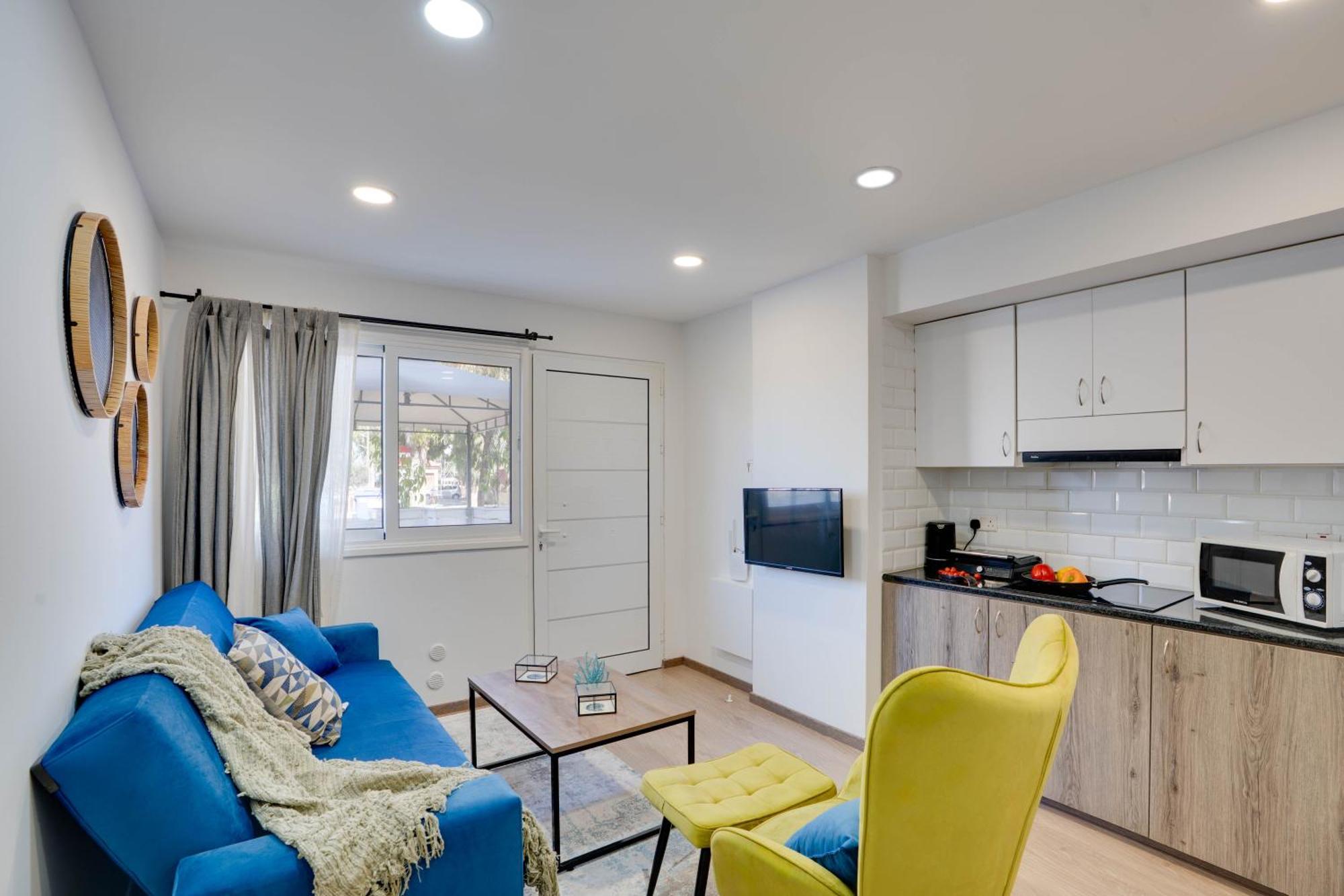 Atlantis Apartments 50M From Makenzy Seafront Ларнака Екстериор снимка