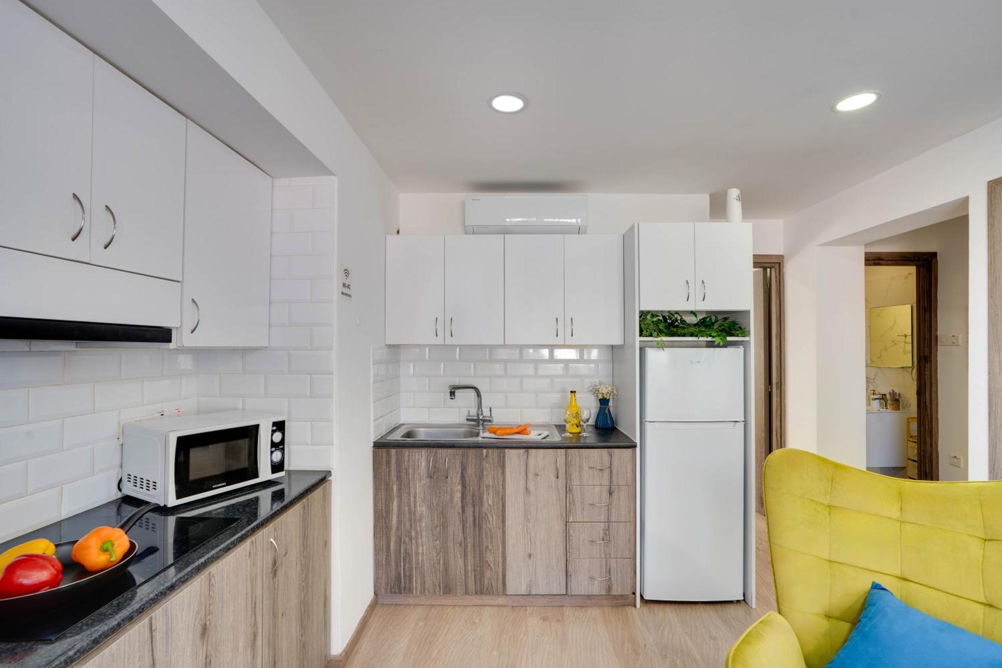 Atlantis Apartments 50M From Makenzy Seafront Ларнака Екстериор снимка
