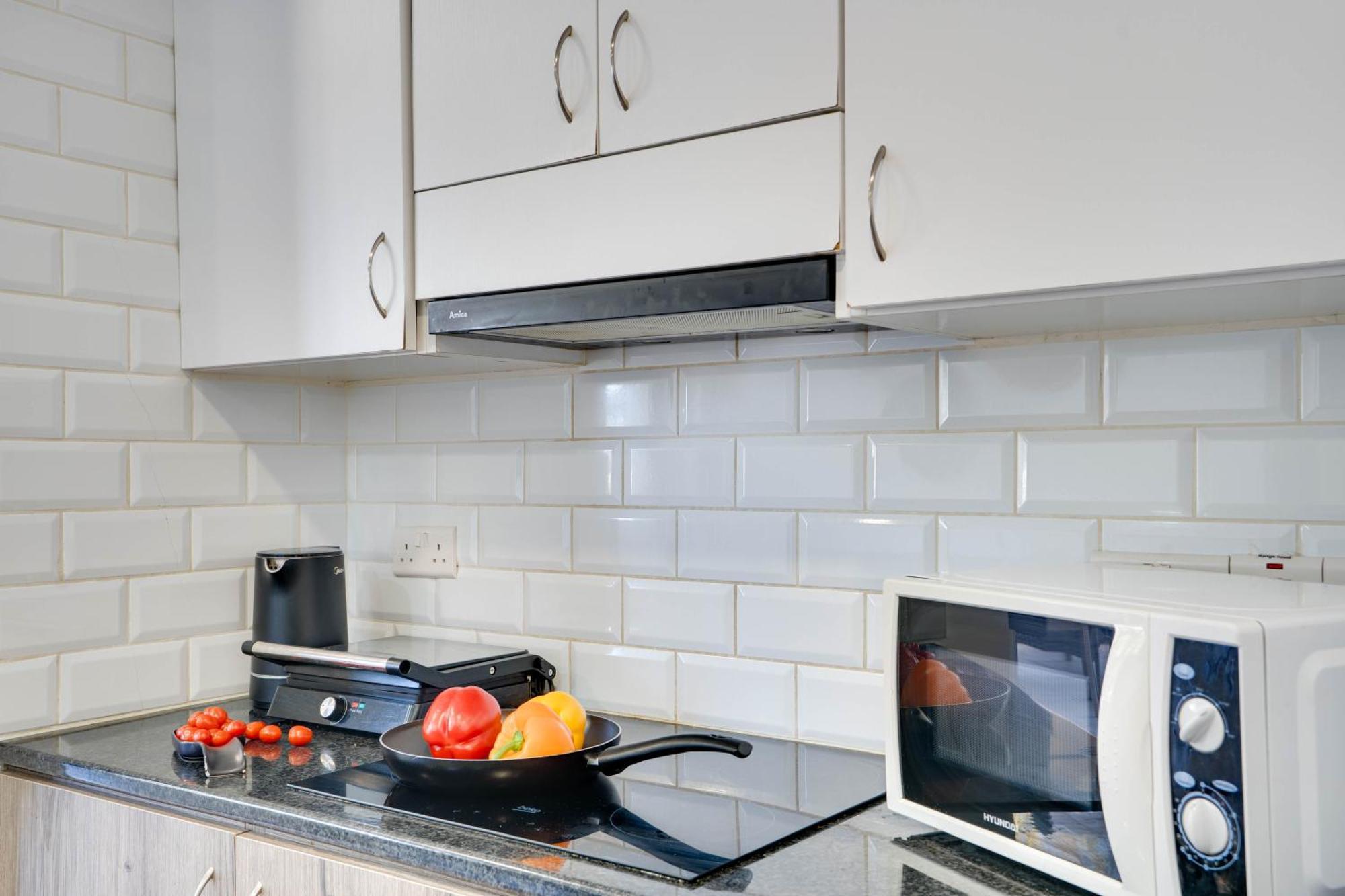 Atlantis Apartments 50M From Makenzy Seafront Ларнака Екстериор снимка