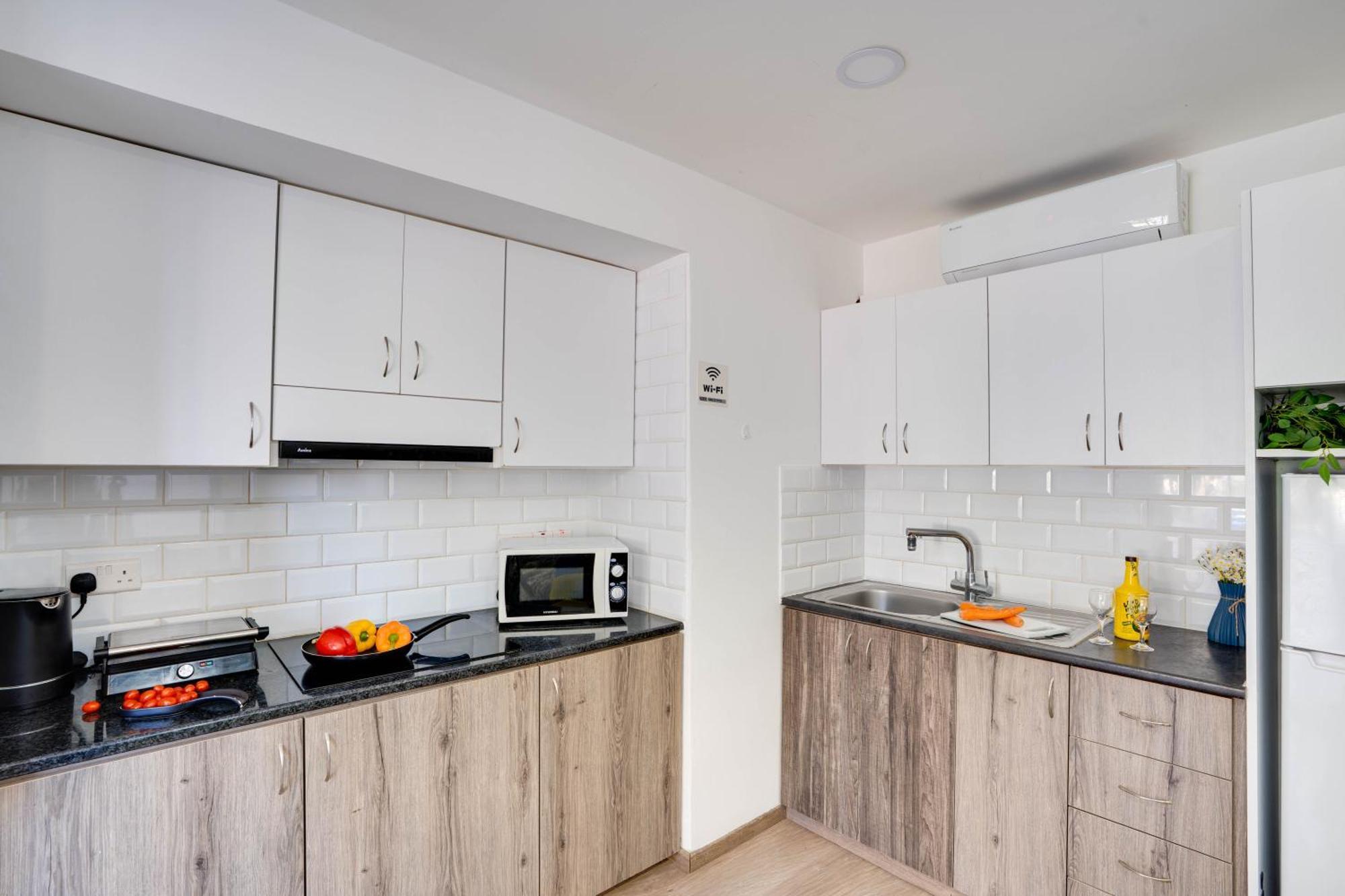 Atlantis Apartments 50M From Makenzy Seafront Ларнака Екстериор снимка