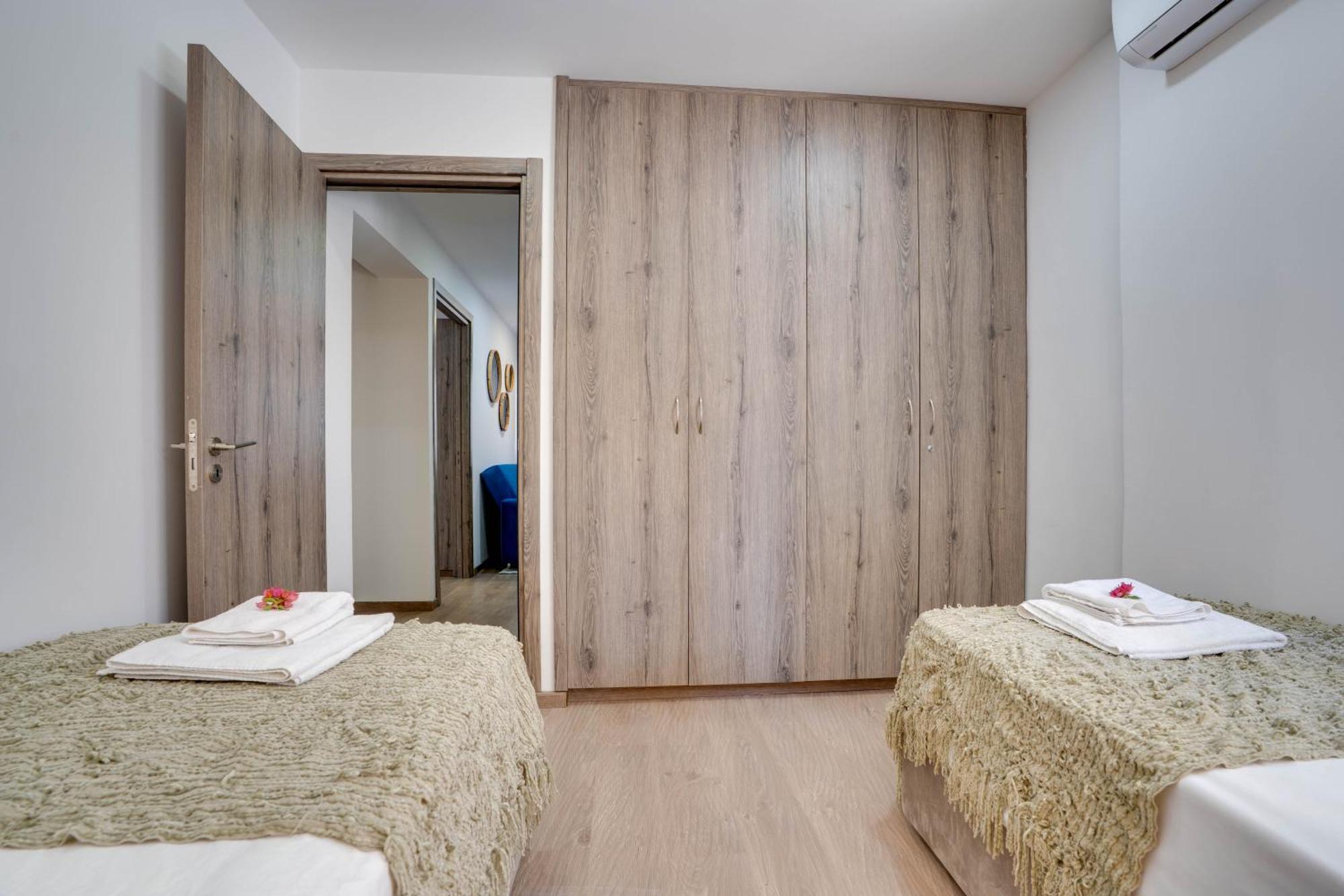Atlantis Apartments 50M From Makenzy Seafront Ларнака Екстериор снимка