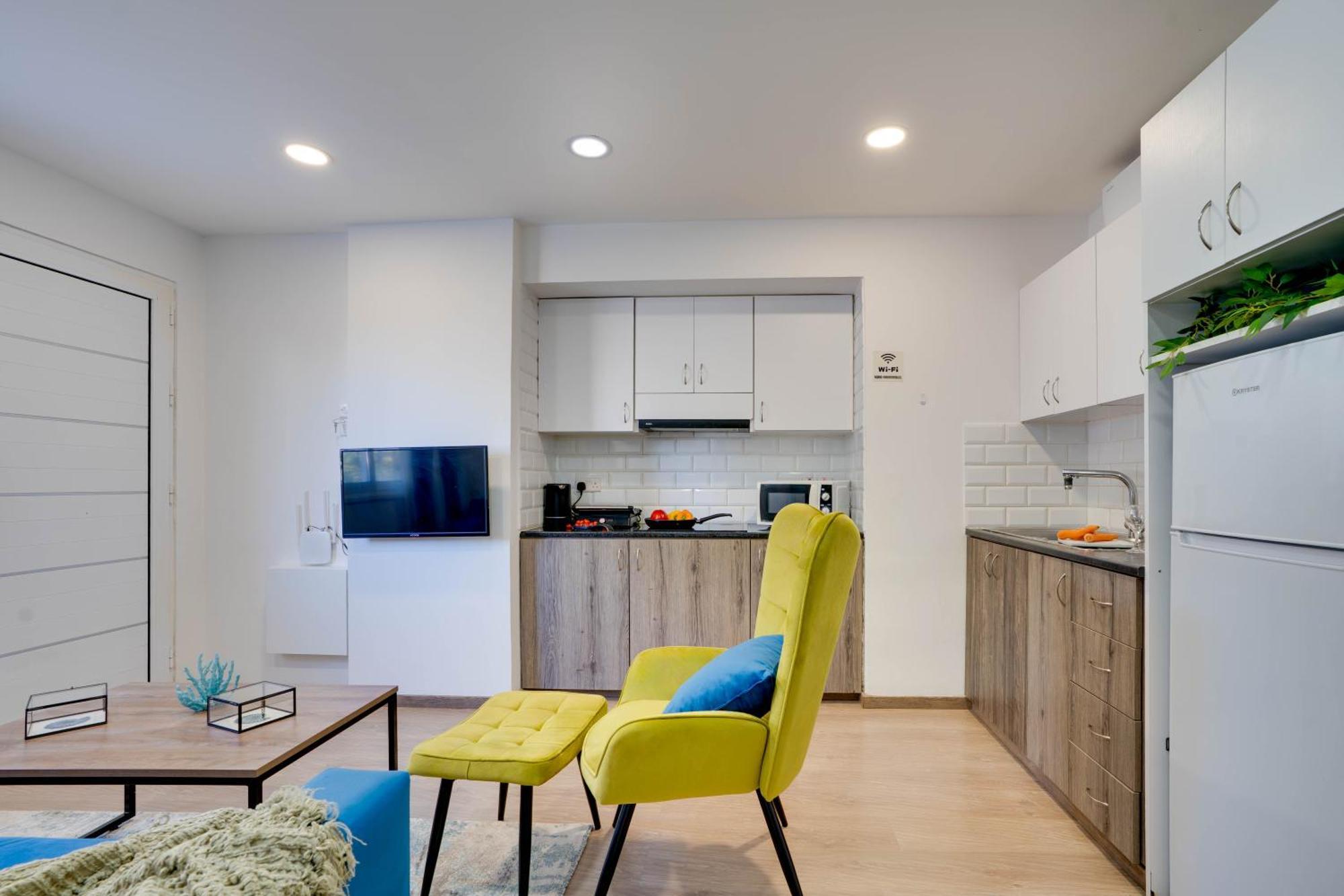 Atlantis Apartments 50M From Makenzy Seafront Ларнака Екстериор снимка