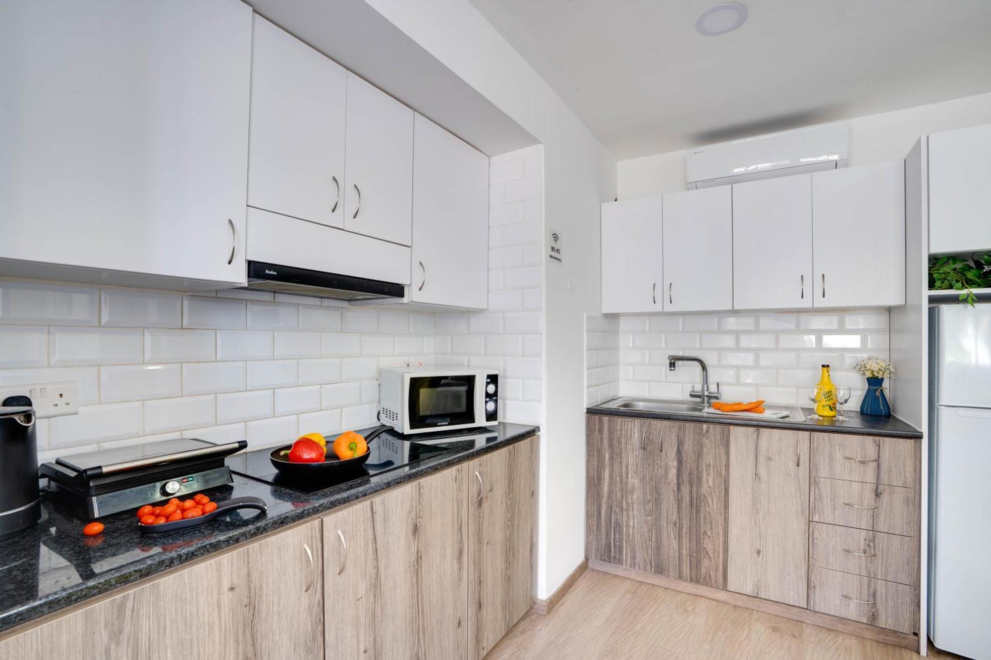 Atlantis Apartments 50M From Makenzy Seafront Ларнака Екстериор снимка