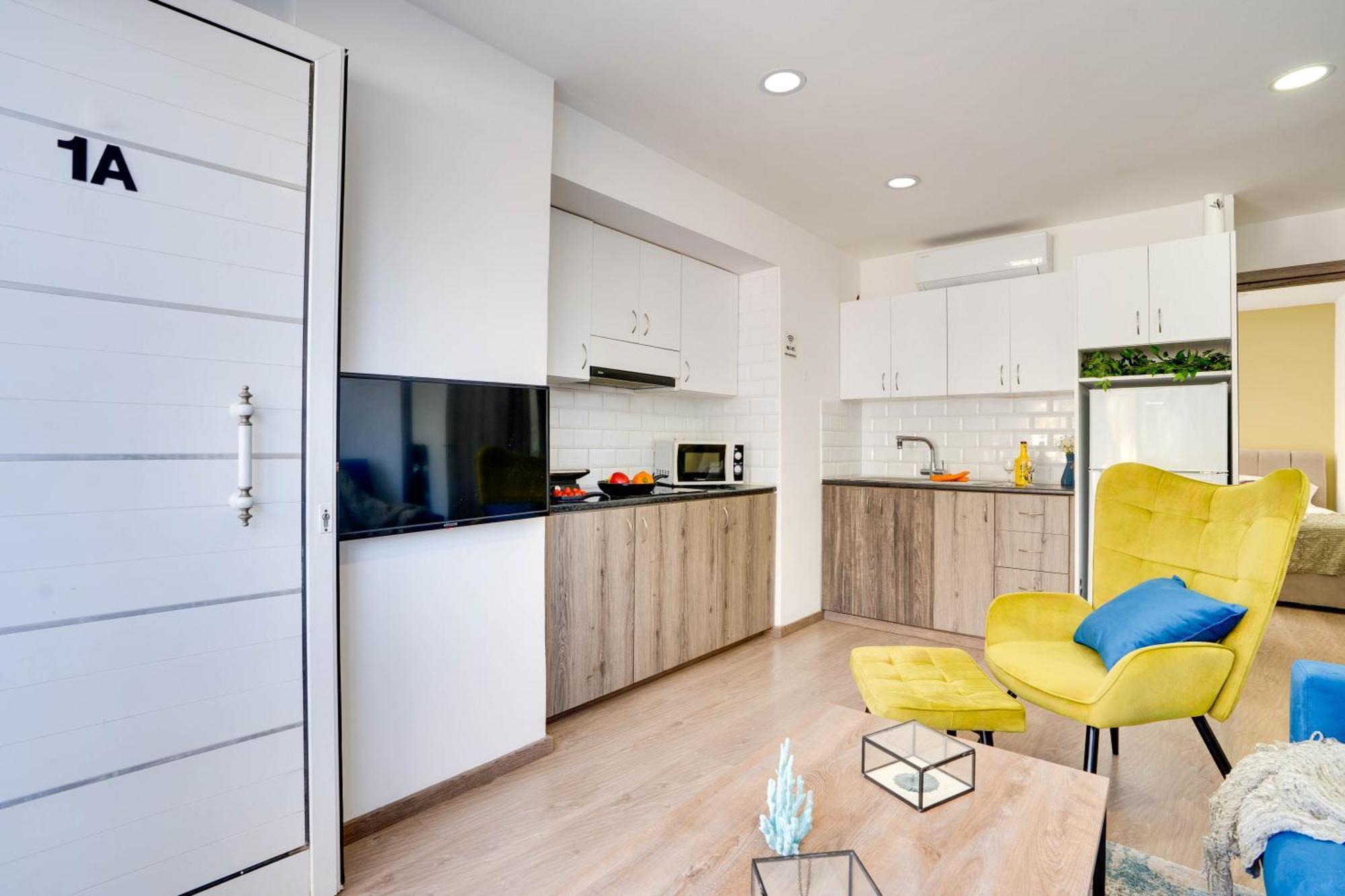 Atlantis Apartments 50M From Makenzy Seafront Ларнака Екстериор снимка