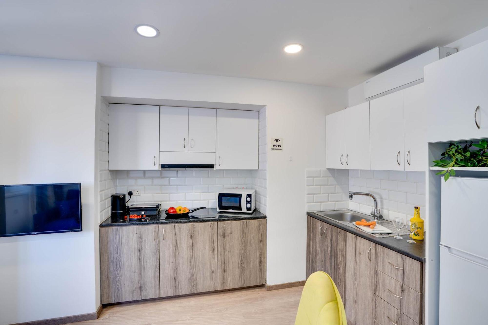 Atlantis Apartments 50M From Makenzy Seafront Ларнака Екстериор снимка